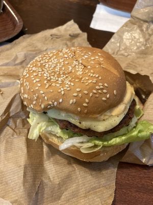 Le Big Smack : burger végétal, sauce maison, faux-mage, salade, cornichons, onions  at East Side Burgers in Paris