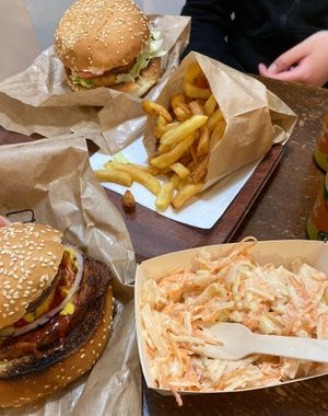 ⭐️⭐️⭐️⭐️⭐️ - c’était super bon, petit burger dans un lieux très sympathique   at East Side Burgers in Paris