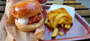 Provencal burger: with tomato and mozzarella at East Side Burgers in Paris