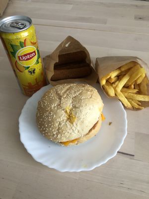 Takeaway, mozza sticks, frites maison et burger at East Side Burgers in Paris