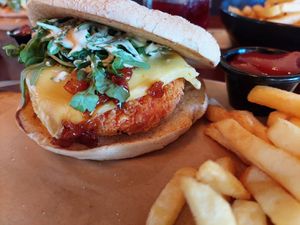 "Orlando Chik'n" burger (11.80; crunchy patty, vegan cheese, jalapenos, burger sauce, tomato, salad) + fries (2.90) + ketchup (0.50) at Cafe Del Sol in Fulda