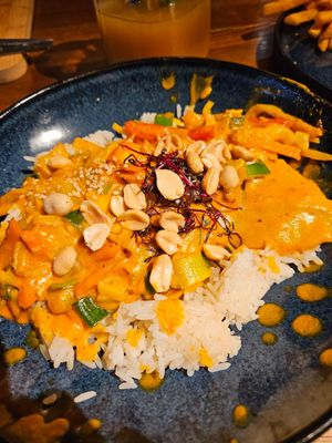 "Thai-Curry Bowl": rice, stir-fried veggies, sesame seeds, peanuts, sprouts, spicy sauce (14.5€) - serving size somewhat small at Cafe Del Sol in Fulda
