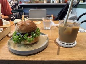 バーガーとカフェラテ  at Good Green Things in Tokyo