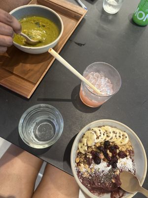 Acai bowl and vegetable potash  at Good Green Things in Tokyo