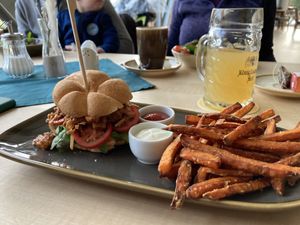 Burger mit glutenfreiem Brötchen und Süßkartoffelpommes  at Zum Segelflieger in Ohlstadt