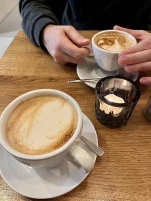 Cappuccino mit Hafer- und Erbsenmilch  at was wir wirklich Lieben - Lange Reihe in Hamburg