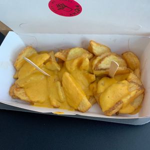 Patatas con salsa de queso vegana at Filthy  in Krakow