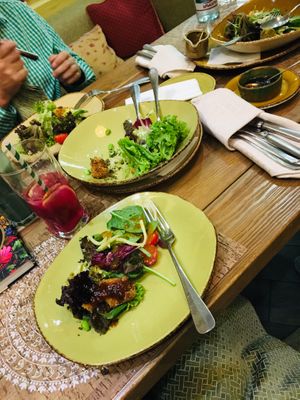 Crunchy avocado salad, avocado & mango salad at Cafe Imbir - Ginger in Kyiv