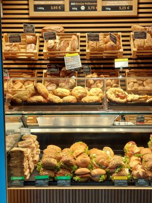 Vegan and vegetarian options clearly labeled (Vegan in green, vegetarian in yellow) at Bäckerei Riegler - Heidelberg Hbf in Heidelberg