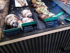 Süße vegane Snacks at Bäckerei Riegler - Heidelberg Hbf in Heidelberg