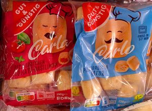 vegane pizzabrötchen mit füllung & normal at Marktkauf Ratingen in Ratingen