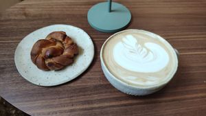 Cinnamon bun and large pumpkin latte at Full Bloom Café in Nice