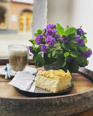 Unser begehrter Veganer Bienenstich im Duett mit einem Latte Macchiato ☀️🌱  at Café Stadtbächle in Staufen