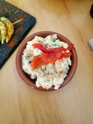 Ensaladilla rusa. Súper rica, con el toque de kala namak por encima tenía un gusto a huevo muy bueno. at La Vegana Taperia Playa in Torre Del Mar