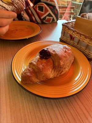 Brioche vegana riempita al momento con marmellata   at Pasticceria GenuinaMente in Padua
