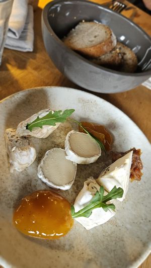 Cheese platter with chutney and gluten-free bread - the bread is simply amazing. at Joujou Biobackmanufaktur in Bad Duerkheim