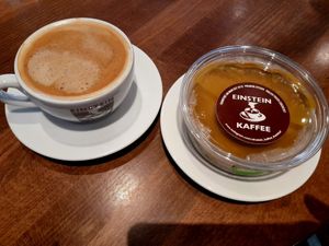 Kaffee mit Hafermilch und Chia-Pudding at Einstein Kaffee Römerberg in Frankfurt