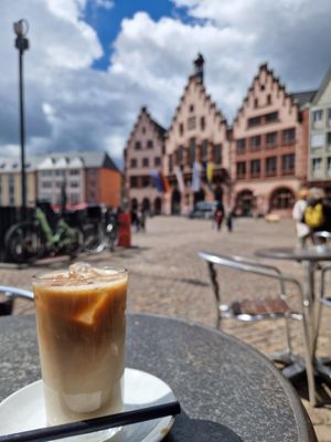 Latte on the rocks with oat milk at Einstein Kaffee Römerberg in Frankfurt
