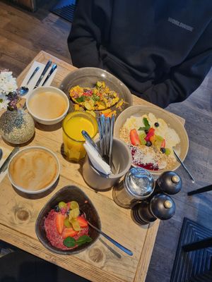 Pink Porridge, Hummusbtot, Happy Bowl at Cotidiano in Munich