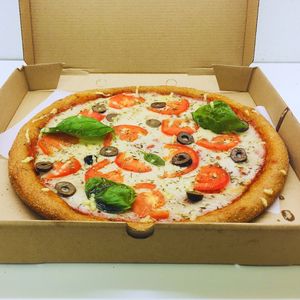 Napolitana vegana
Tomates, albahaca, crema de ajo, olivas negras, tomillo, oliva, sobre queso mozzarella plant based artesanal. at Ahora Pizza in Cordoba