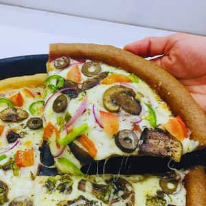 CHAMPI
Champiñones, tomate, cebolla morada, verdeo, pimiento verde, olivas negras, tomillo, oliva. El queso lo elegis vos: muzza tradicional o muzza plant based de la casa. 
 at Ahora Pizza in Cordoba