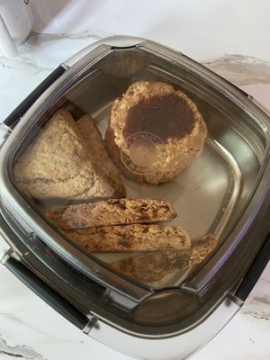 Earl Grey scone & Strawberry jam scone & coconut fig biscotti  at On-Ve Vegan Bakery 온비 비건베이커리 in Gyeongju