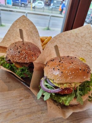 Crispy Chick'n Burger & Classy BBQ Burger at VEG'D - Vegan Burgers - P-Berg in Berlin