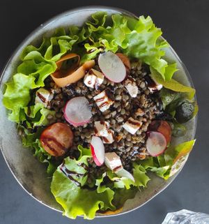 Ensalada vegana at Café LASCAUX in Montignac-lascaux