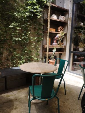 Outside eating at Musubu Cafe in Porto