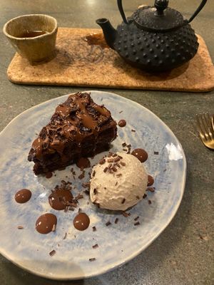 Fig and chocolate tart with delicious salted ice cream at Musubu Cafe in Porto