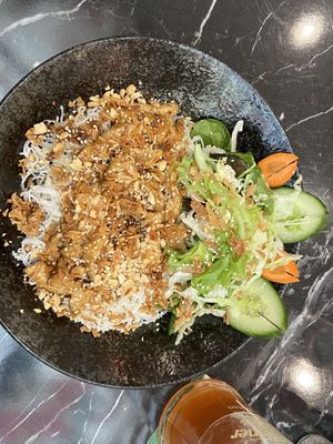 Reisnudeln mit Tofu, Erdnüssen und Röstzwiebeln  at Kudo Fusion Restaurant in Emden