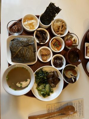 Sticky rice and banchan   at Jeju Mellow - 감미롭다제주 in Seogwipo