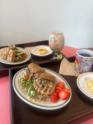 Vegan sandwich with truffle-flavored grilled mushrooms, onions, tomatoes, rucola, romaine, homemade vegan basil pesto, and vegan cheese sauce
Served with homemade hummus and fruit at Cafe ohh good thing - 오굳띵 in Busan