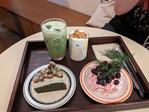 Mugwort cake(left), oat milk Macha Shakerato(left), signature Crispy Rice Einspanner(right) and Berry Bomb cake(right) at Cafe ohh good thing - 오굳띵 in Busan