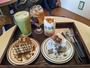 Gluten free cake on left(forgot name, daisy flower cake), Sesam cake on the right at Cafe ohh good thing - 오굳띵 in Busan