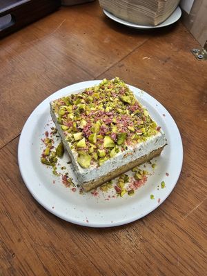pistachio berry cake at Cafe ohh good thing - 오굳띵 in Busan