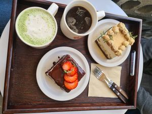 Chocolate fudge cake, injeolmi cake, matcha latte, americano at Cafe ohh good thing - 오굳띵 in Busan