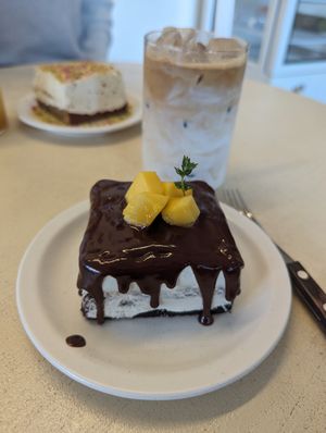 Chocolate cake and latte at Cafe ohh good thing - 오굳띵 in Busan