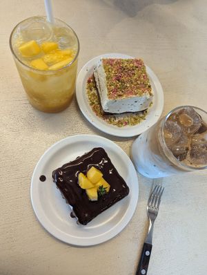 Chocolate cake and very berry cake (with jam inside that you can't see on this picture) at Cafe ohh good thing - 오굳띵 in Busan