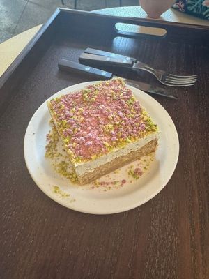 Berry pistachio cake at Cafe ohh good thing - 오굳띵 in Busan