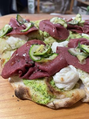 Felicia (new Summer24) - zucchini e mint cream , vegan mozzarella, veg Bresaola (tofu based) , marinated zucchini and crunchy capers   at Zia Pizza in Peschiera Del Garda