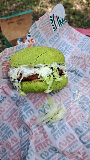 Hamburguesa Beyond con pan brioche de espinacas at Same Same Burger - Cloud kitchen in Madrid