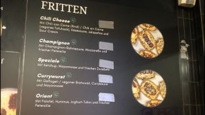 Karte Fritten draußen / menu for fries outside  at The Potato  in Cologne