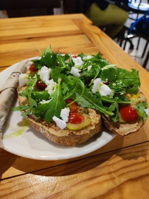 Tostada vegana at Pionero Coffee Roasters in Oviedo