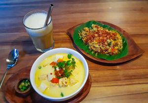 Vegetable Curry & steamed Veggies at Compound's Warung - In Da Compound Warung in Gianyar