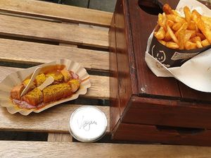 Knackige Pommes mit veganer Mayo und vegane Currywurst at Curry Co - Loschwitzer in Dresden
