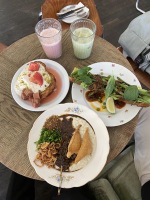 French toast, focaccia, and congee with a smoothie and a matcha latte !   at Lychees in Warsaw