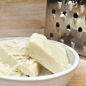 Veganer Parmesan – Rezept auf dem Blog at Eat the Rainbow – Kochkurse & Ernährungscoaching in Horst