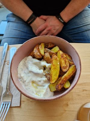 Kartoffelecken mit Zaziki at VielSinn in Wismar