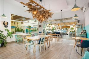 Indoor at Makai Cafe in Orihuela